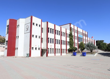 Nurten Hüsnü Pullukçu Ortaokulu
